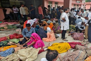 Τραγικές στιγμές στην Ινδία: Ποδοπατήθηκαν μέχρι θανάτου 121 πιστοί σε θρησκευτική συνάθροιση - Μαρτυρίες σοκ για τα αίτια της τραγωδίας
