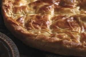 «Χλυδάτη» τυρόπιτα με μπεσαμέλ και πανδαισία τυριών: Ο ουρανίσκος σου θα πάθει πλάκα