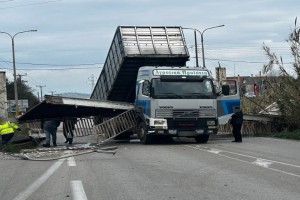 Αδιανόητο: Φορτηγό γκρέμισε πεζογέφυρα στην Εθνική Οδό - Είχε την καρότσα ανεβασμένη