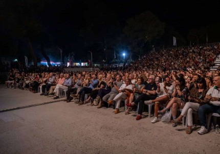 Ολοκληρώθηκε το Φεστιβάλ του Δήμου Αμαρουσίου 2023 με περισσότερους από 30.000 θεατές και με τον Κώστα Μακεδόνα να ερμηνεύει Μίμη Πλέσσα