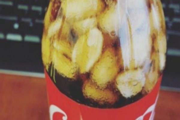 Ρίχνει φιστίκια μέσα σε μία παγωμένη Coca Cola. Το αποτέλεσμα; Απλά απίστευτο..