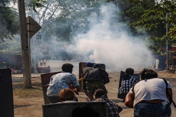 Επεισόδια στη Μιανμάρ: Συγκρούσεις διαδηλωτών και αστυνομικών - Στους 15 οι νεκροί