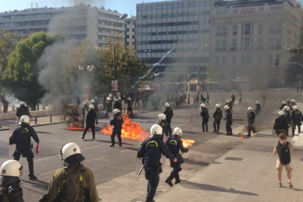 Επεισόδια στο κέντρο της Αθήνας - Επιθέσεις με μολότοφ και χημικά στις συγκεντρώσεις