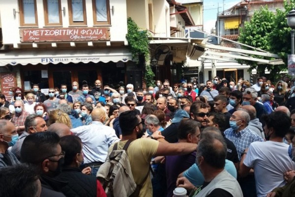 Ιωάννινα: Πλάκωσαν στο ξύλο πρώην βουλευτή του ΣΥΡΙΖΑ στην πορεία κατά του εργασιακού νομοσχεδίου της Νέας Δημοκρατίας! (video)