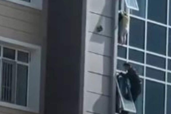 Συγκλονιστικό βίντεο: Εργάτης ήρωας σώζει 3xρονο παιδάκι που κρεμόταν από παράθυρο 30 μέτρων