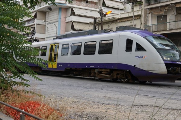 Καθυστερήσεις στα δρομολόγια του Προαστιακού στη γραμμή Πειραιάς – Λιόσια λόγω πτώσης δέντρου