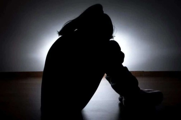 Φρίκη στα Πετράλωνα: Τα SMS που έστελνε η 22χρονη στον πατέρα της - Τα «κενά» των Αρχών και η αποκάλυψη πρώην καθηγητή