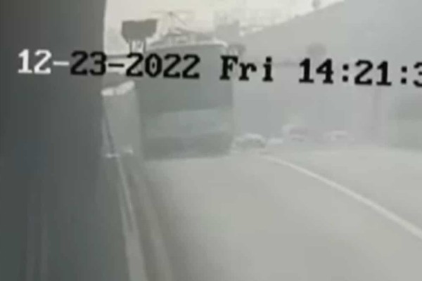 Ανατριχιαστικό βίντεο από την τραγωδία στο Βουκουρέστι: Η στιγμή που το λεωφορείο συγκρούεται με την προστατευτική αψίδα