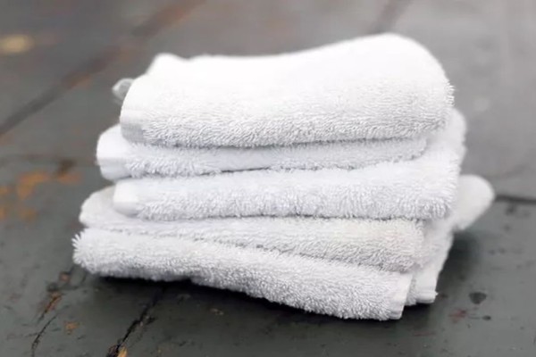 Λευκές πετσέτες: 5 φυσικά κόλπα για να τις λευκάνετε χωρίς σκληρά χημικά