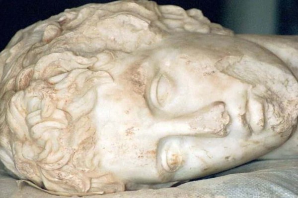 Δέος και ανατριχίλα: Σοκάρουν τα ευρήματα στον τάφο του Μεγάλου Αλεξάνδρου!