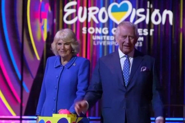 Άφησε το στέμμα, έπιασε Eurovision: Η αναπάντεχη εμφάνιση του Βασιλιά Καρόλου με την Καμίλα στον Α' Ημιτελικό