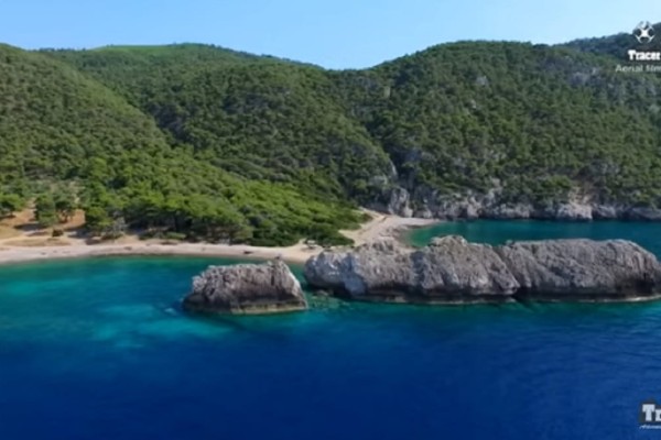 Σκέτη μαγεία: H εξωτική διπλή παραλία με την χρυσή αμμουδιά μόλις 1,5 ώρα από την Αθήνα (Video)