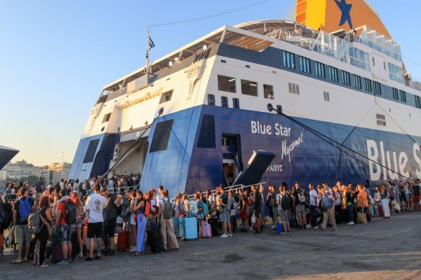 Το έλα να δεις στο λιμάνι του Πειραιά: Φεύγουν και οι τελευταίοι για Δεκαπενταύγουστο - 100% πληρότητα τα πλοία (video)