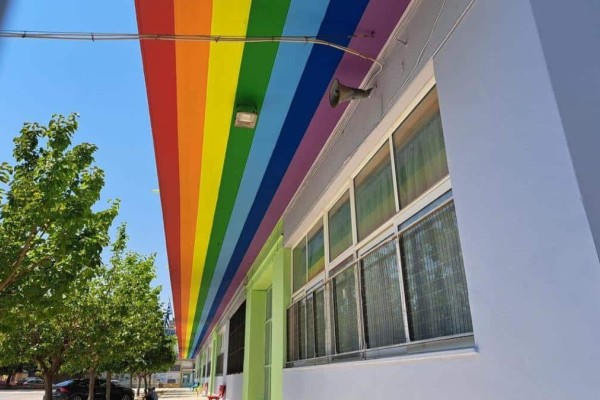 Σάλος σε δημοτικό στην Κόρινθο: Το έβαψαν στα χρώματα των ΛΟΑΤΚΙ - Ξεσηκώθηκαν οι γονείς (photos)