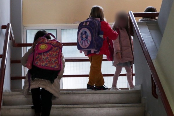 Εκτάκια υιοθετούν πρωτάκια: Ένας θεσμός που καθιερώθηκε σε ελληνικό σχολείο και συγκινεί