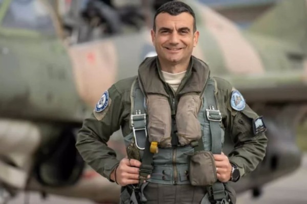 Ήταν η τελευταία του πτήση με τέτοιο αεροσκάφος: Ο επισμηναγός Επαμεινώνδας Κωστέας είναι ο κυβερνήτης που σκοτώθηκε στην Καλαμάτα