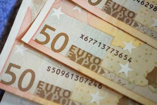 «Στάνταρ» επίδομα 300 ευρώ για δύο χρόνια - Οι νέοι δικαιούχοι