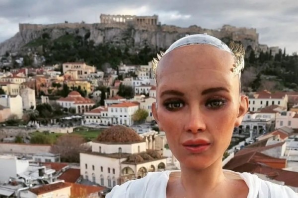 Στην Αθήνα η Σοφία - Tο πιο εξελιγμένο ρομπότ τεχνητής νοημοσύνης φωτογραφήθηκε με φόντο την Ακρόπολη!