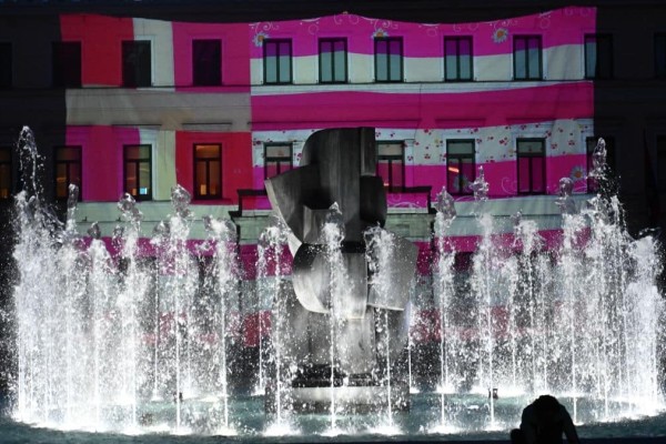 Η Φωτογραφία της Ημέρας: Η «ροζ σημαία» της Γεωργίας Λαλέ στο Δημαρχείο της Αθήνας