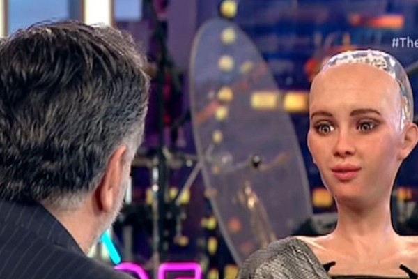 Ο Γρηγόρης Αρναούτογλου πήρε συνέντευξη από το ρομπότ Σοφία: «Δεν έχουμε καμία επιθυμία να κατακτήσουμε τον κόσμο»