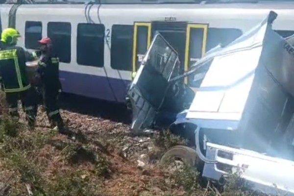 Σοκ στην Αυλίδα: Τρένο με 130 επιβάτες συγκρούστηκε με φορτηγό – Τραυματίστηκε ο οδηγός