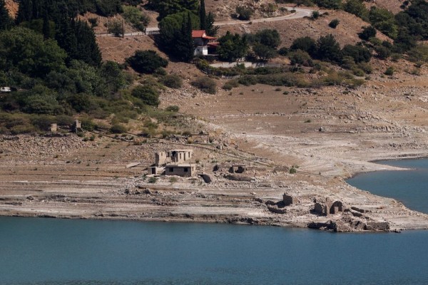 Λειψυδρία:   Η στάθμη του νερού υποχώρησε 18 μέτρα σε έναν χρόνο στον Μόρνο- Αναδύονται τα σπίτια από το βυθισμένο χωριό Κάλλιο