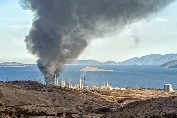 Εκρήξεις από την φωτιά στις εγκαταστάσεις της Motor Oil: Μαύροι καπνοί «σκέπασαν» την περιοχή - Πού έχει διακοπεί η κυκλοφορία