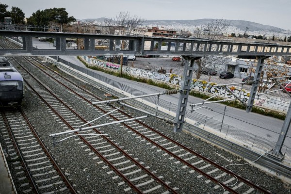 Πλησιάζουν σε τραγωδία: Τρένο προσέκρουσε σε δέντρα σε αμαξοστοιχία Χαλκίδας - Αθήνας