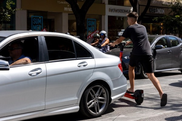 Μόνο με δίπλωμα πλέον η κυκλοφορία με πατίνια! Ποιες οι ποινές για τους παραβάτες; 