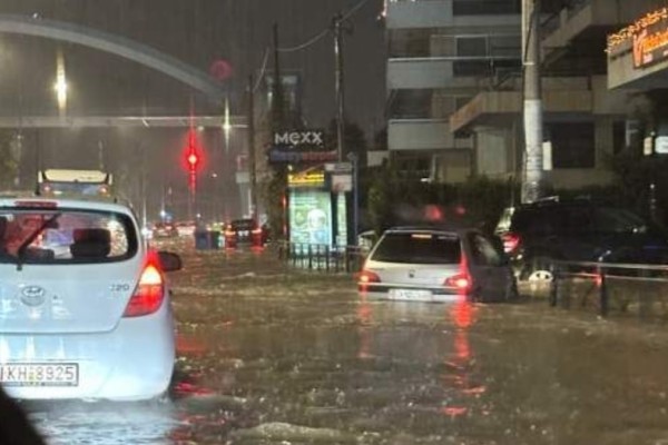 Ελέω... Elena η Αττική: Διεκόπη η κυκλοφορία στην Ποσειδώνος, πλημμύρισε ο δρόμος - Ισχυρές βροχοπτώσεις σε όλη την πόλη