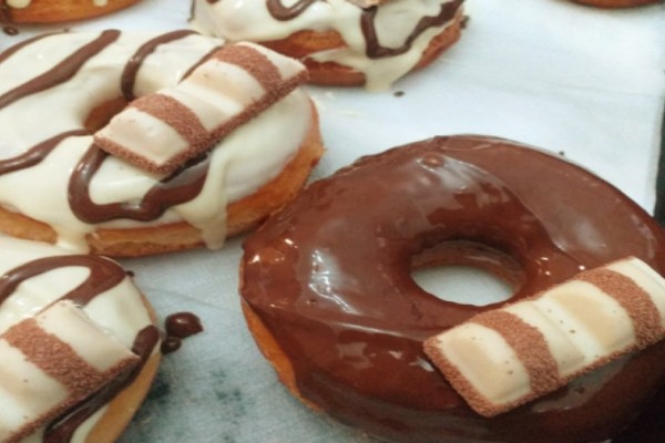 Υπέροχη γλυκιά συνταγή: Σπιτικά donuts Kinder Bueno