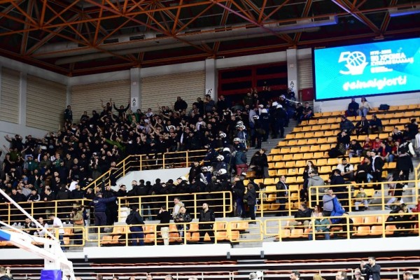 Χαμός στο Παναθηναϊκός - Ολυμπιακός: Ένταση στην κερκίδα και επέμβαση των ΜΑΤ