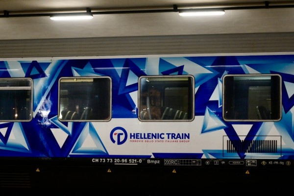 Τραγωδία στα Τέμπη: Η Hellenic Train χαρακτηρίζει «ατυχή σύμπτωση» την έκρηξη και την πυρκαγιά μετά τη σύγκρουση