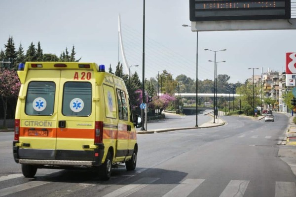 Σοβαρό τροχαίο στη Λεωφόρο Ποσειδώνος: Πεζός παρασύρθηκε από όχημα καθαριότητας