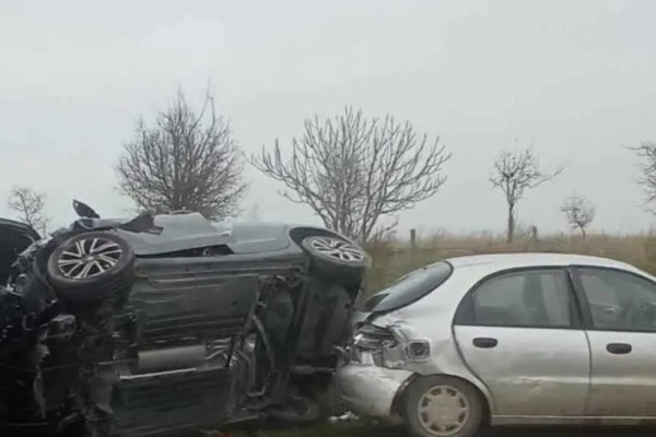 Σφοδρό τροχαίο στη Θεσσαλονίκη: Δύο τραυματίες, σμπαράλια το ένα ΙΧ 