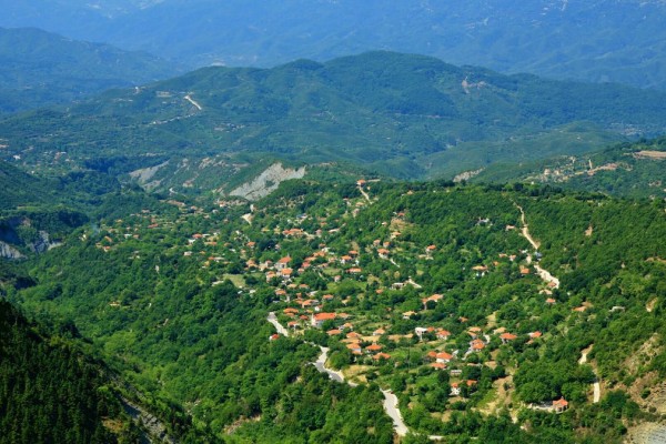 Ωδή στην ηρεμία και την ομορφιά: Το καταπράσινο χωριό στην αγκαλιά των Τζουμέρκων