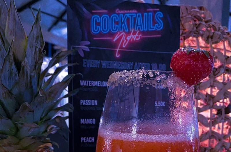 Cocktails δίπλα στο κύμα με 5,5€; Κι όμως!