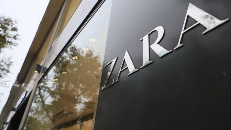 ZARA: Αγοράστε κοντή φόρμα με φαρδύ μανίκι σε σούπερ τιμή