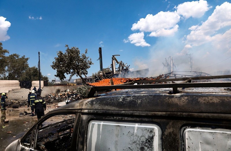 Τρεις τραυματίες, διέλυσε 15 αυτοκίνητα - Μεγάλες ζημιές από την έκρηξη βυτιοφόρου με προπάνιο στον Ασπρόπυργο