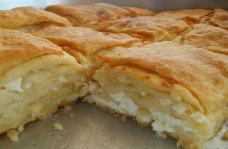 Η τυρόπιτα της Κυριακής: Λαχταριστή πίτα στο τσακ μπαμ με κρέμα γιαουρτιού και φέτας