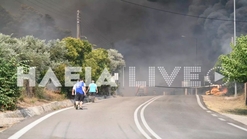 Φωτιά στα Κρέστενα Ηλείας: Κάτοικοι τρέχουν πανικόβλητοι - Συγκλονιστικές εικόνες (video)