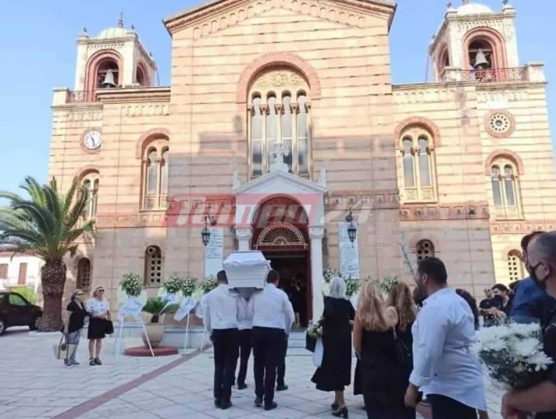 Θρήνος στο Αίγιο: Συγκινητικές στιγμές στο τελευταίο «αντίο» της Μαρίτας Αγγελοπούλου - Τραγικές φιγούρες η μητέρα και ο αδερφός της (φωτο)