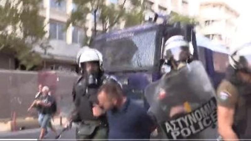 Καλλιακμάνης για ΜΑΤατζή που χτυπά διαδηλωτή: «Έχει θέματα, να δούμε τα προβλήματά του»