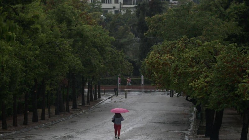 Κακοκαιρία τώρα: Έκλεισε η Πειραιώς από τη σφοδρή καταιγίδα που πλήττει την Αττική