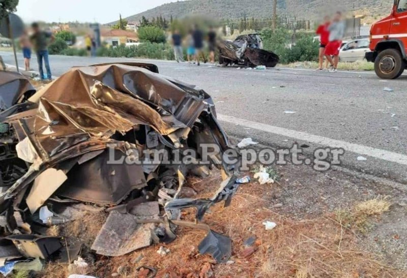 Τροχαίο στο Γαλαξίδι: «Το δέντρο έκοψε το αμάξι στη μέση» - Ακαριαίος ο θάνατος του νεαρού ζευγαριού (φωτο)