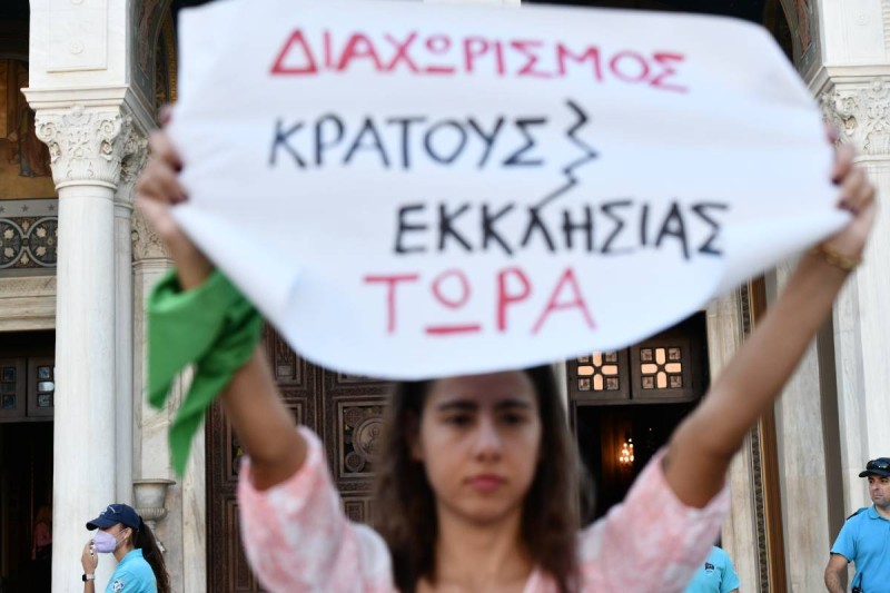 «Δική μου μήτρα, δική μου επιλογή»: Διαμαρτυρία γυναικών στην Μητρόπολη για την εγκύκλιο ενάντια στις αμβλώσεις (photos)