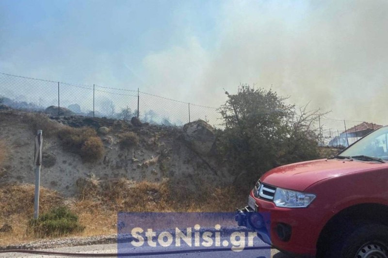 Φωτιά στην Λέσβο - Μάχη για να μην απειληθεί μεγάλο δάσος (φωτο)