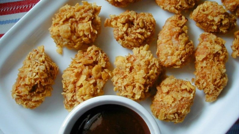 «Χρυσό» κοτόπουλο: Έτσι θα φτιάξετε μόνοι σας τις πιο νόστιμες κοτομπουκιές με κορνφλέικς