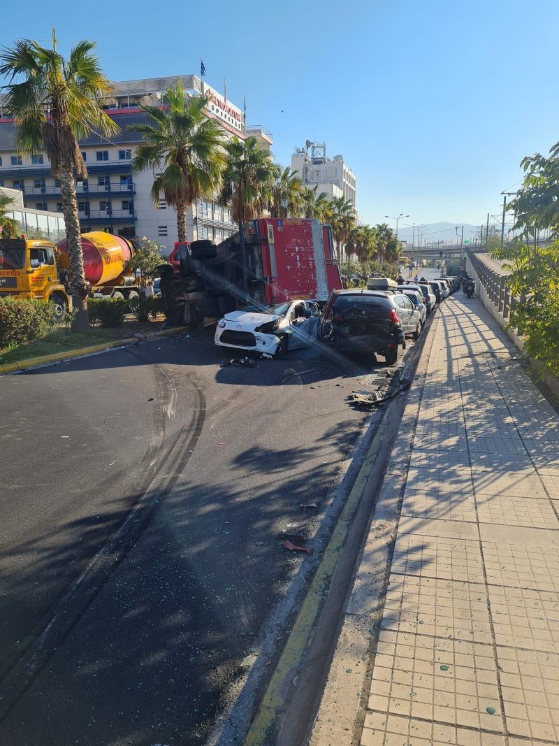 Φρικτό τροχαίο στο Φάληρο: Ανετράπη Πυροσβεστικό όχημα και πλάκωσε ΙΧ!