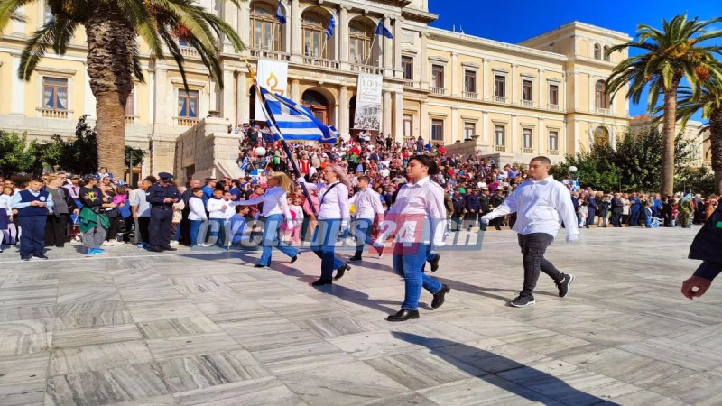 28η Οκτωβρίου: Ξεχωριστή παρέλαση στη Σύρο - Σημαιοφόρος η μητέρα και παραστάτης ο γιος στη Σύρο